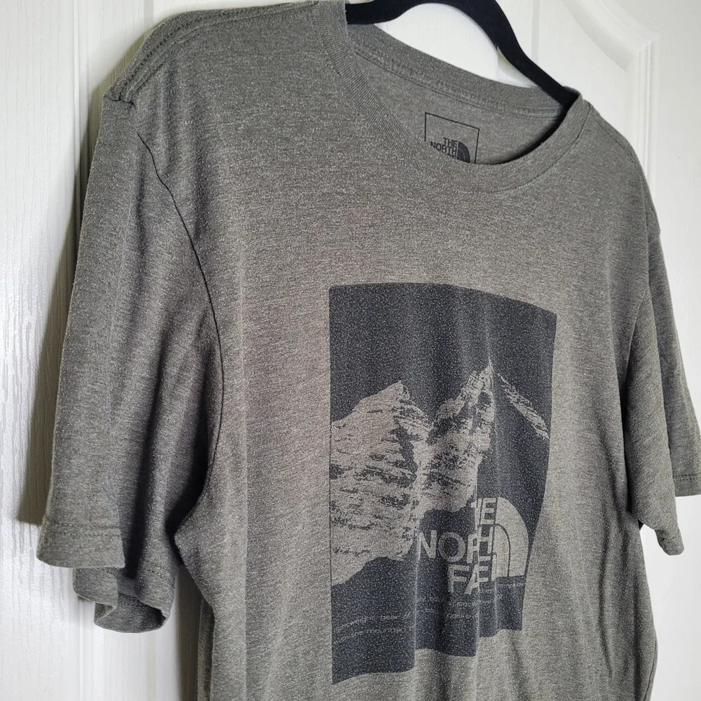 North Face Men's‎ Large Gray Graphic T-Shirt Cotton Polyester Short Sleeve